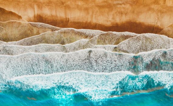 Weißwasser und Green-Waves mit dem Surfbrett überwinden